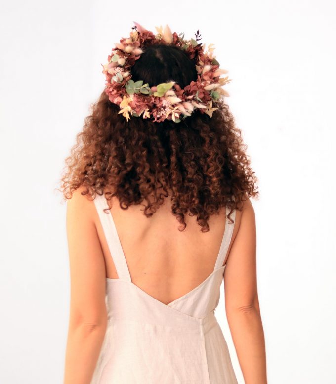 Corona floral realizada con flores secas y preservadas