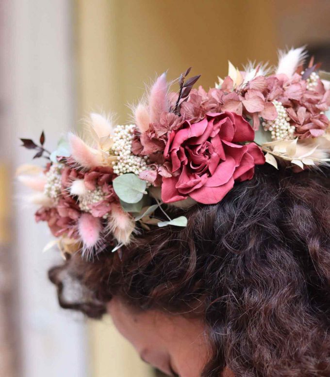 Corona floral realizada con flores secas y preservadas