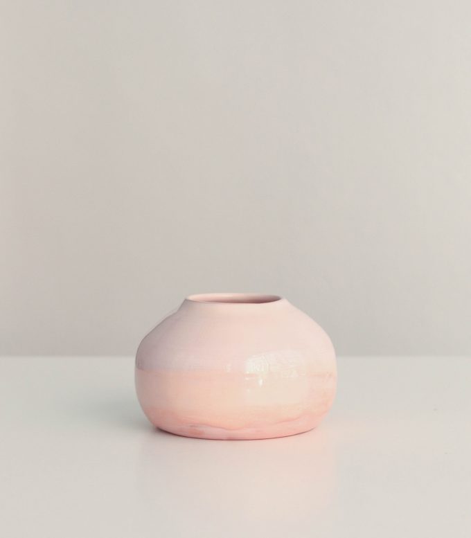 Centro de flores preservadas Melody con jarrón de cerámica artesano