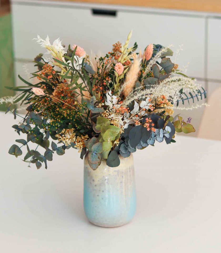 ramo de flores preservadas con jarrón de cerámica hecho a mano