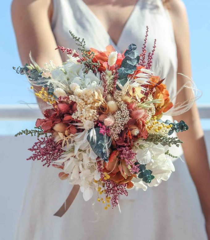 Ramo de novia bouquet preservad en tonos blancos, crema y naranjos, rosas