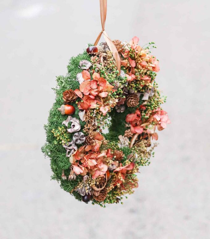 Corona de Navidad elaborada con flores secas y preservadas - Frutos