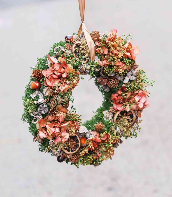 Corona de Navidad elaborada con flores secas y preservadas - Frutos