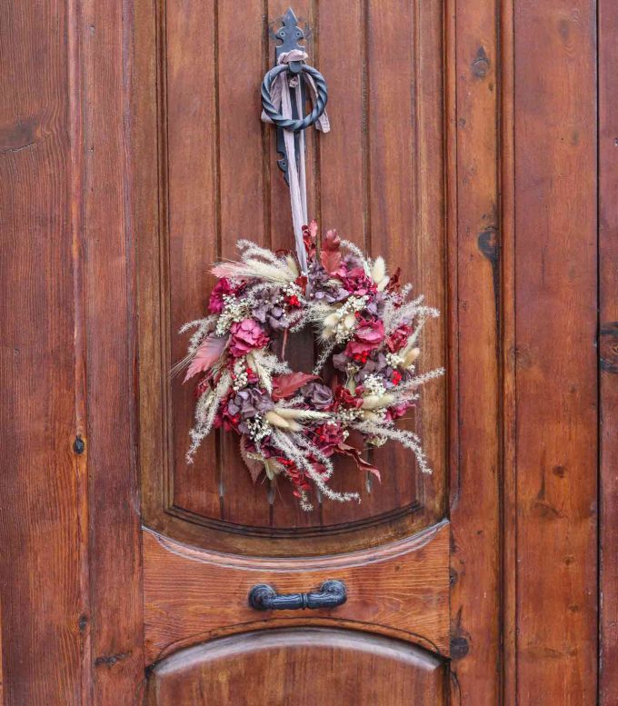 Corona de Navidad elaborada con flores secas y preservadas - Garnet