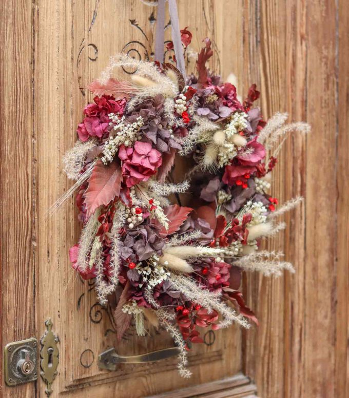 Corona de Navidad elaborada con flores secas y preservadas - Garnet