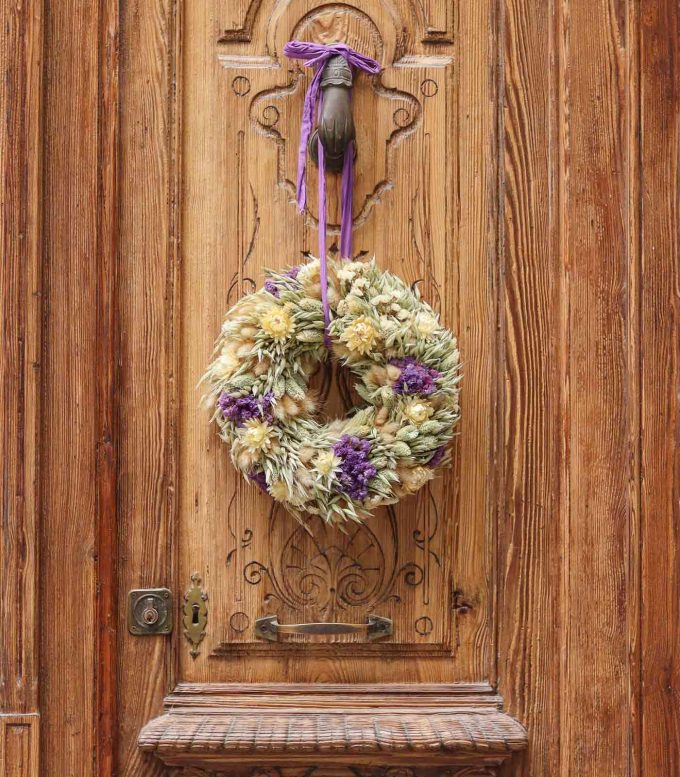 Corona de Navidad elaborada con flores secas y preservadas - Olivia