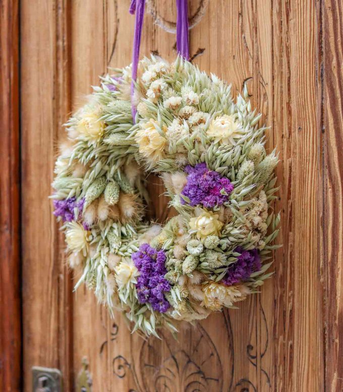 Corona de Navidad elaborada con flores secas y preservadas - Olivia