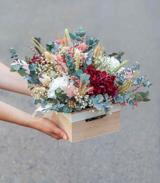 Caja de flores secas y preservadas en blanco, rosa y burdeosu