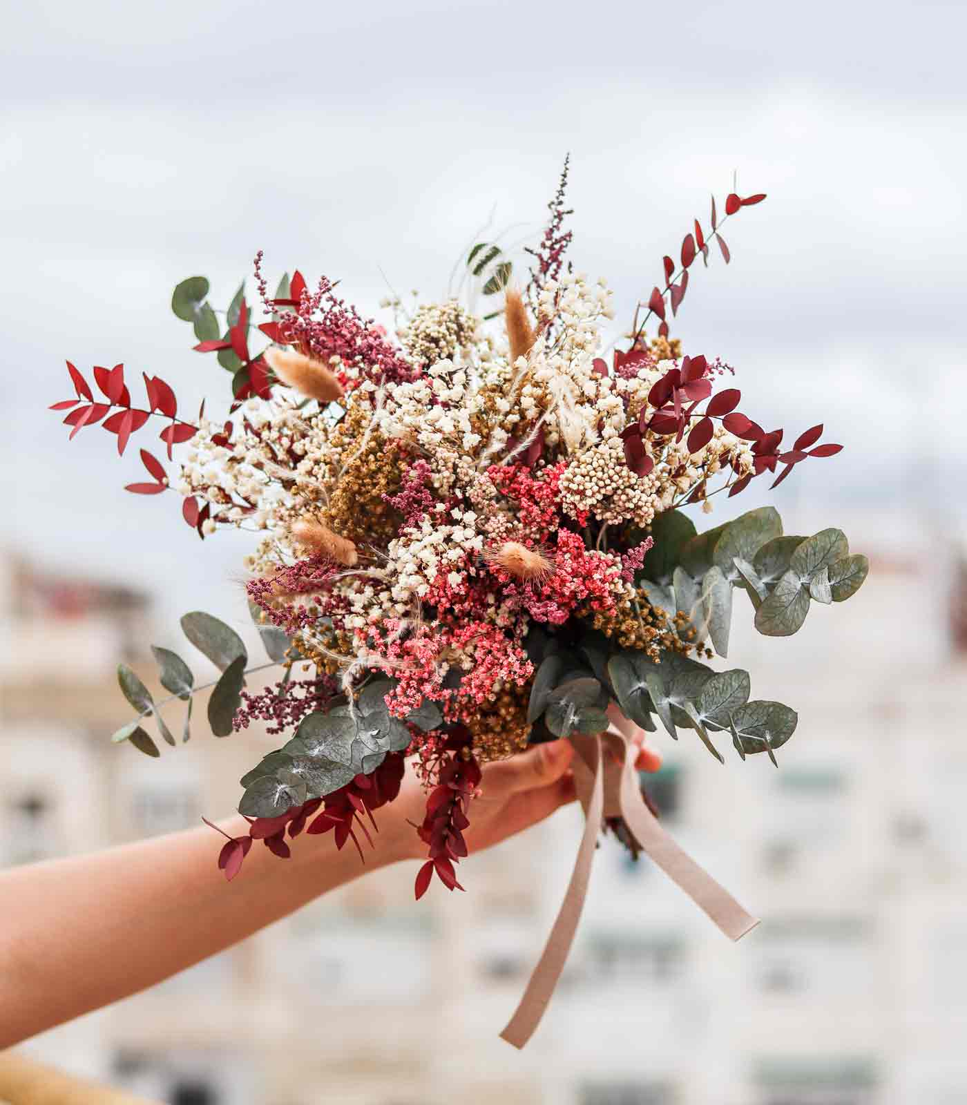 Ramo de novia de flores preservadas tonos Burdeos y crudo