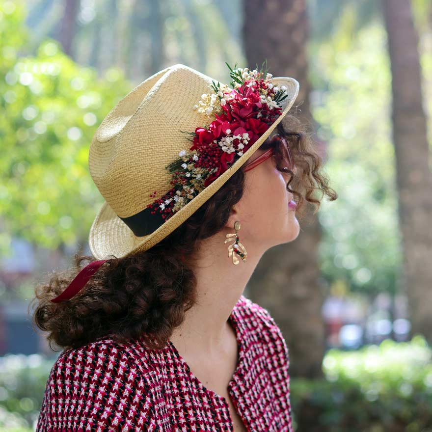 Sombrero con flores preservadas