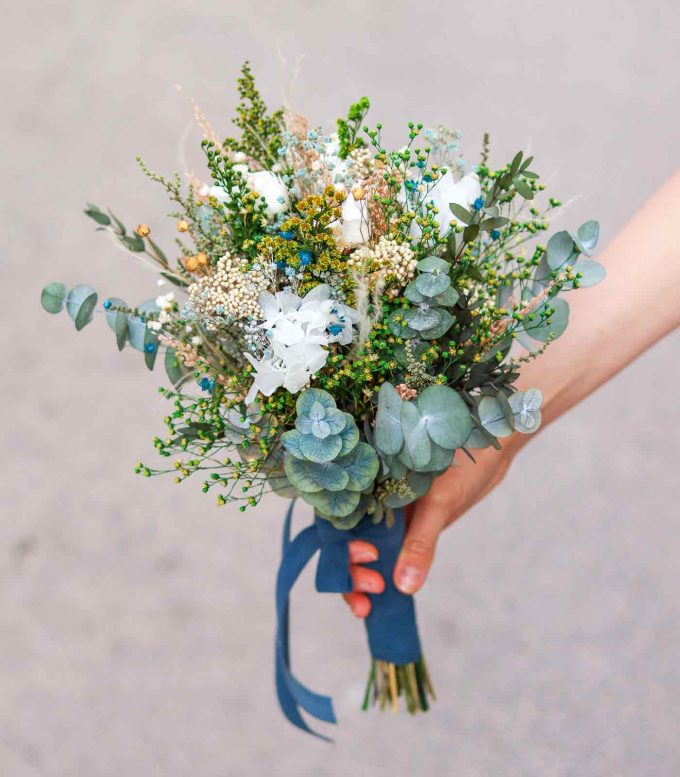 Ramo de novia silvestre en tonos azules y blancos - Celtic M