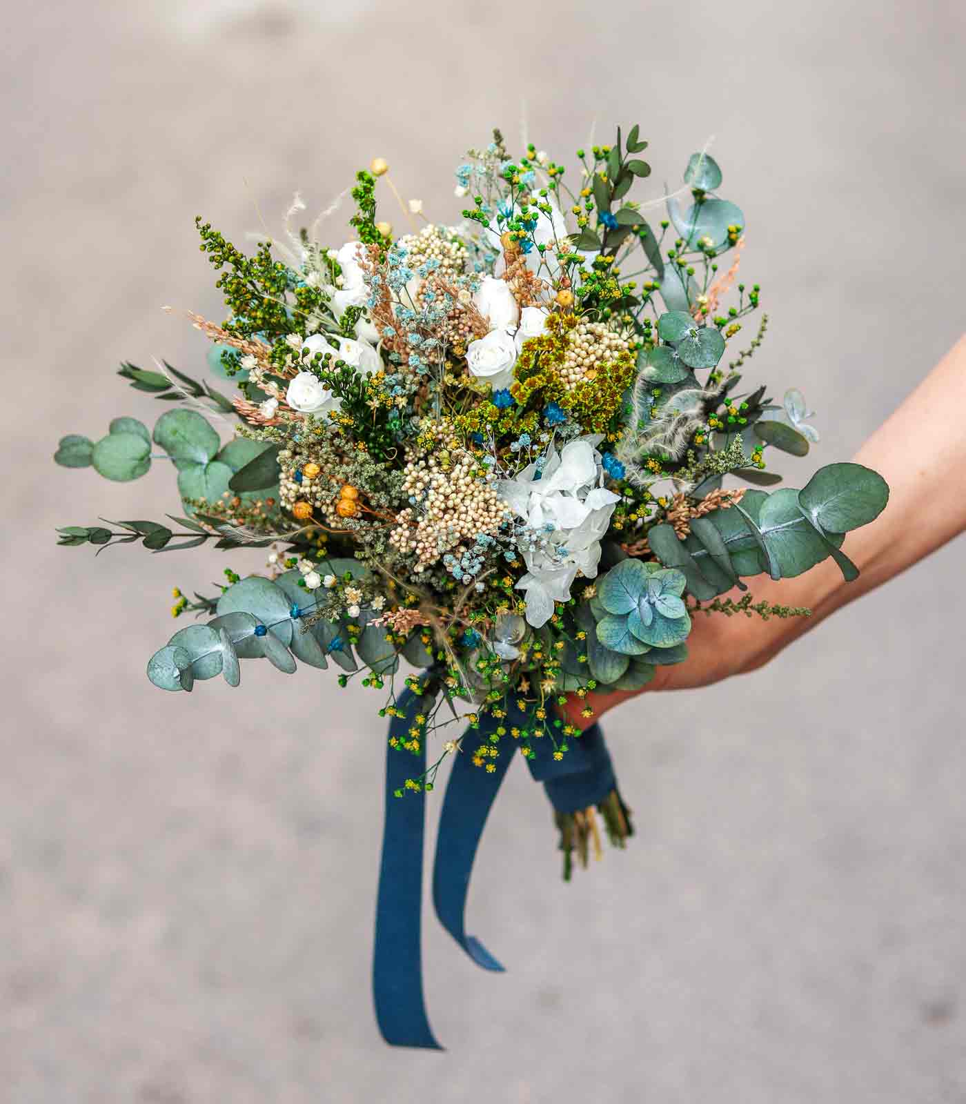 Ramo de flores preservadas con hortensia azul suave