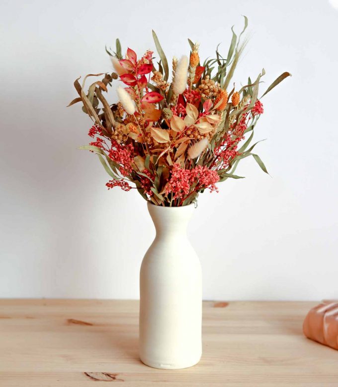 Jarrón de Cerámica con Flores Secas: Elegancia Mediterránea
