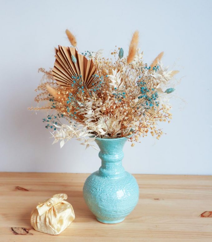Jarrón de Cerámica Turquesa con Flores Secas: Elegancia Natural para tu Espacio