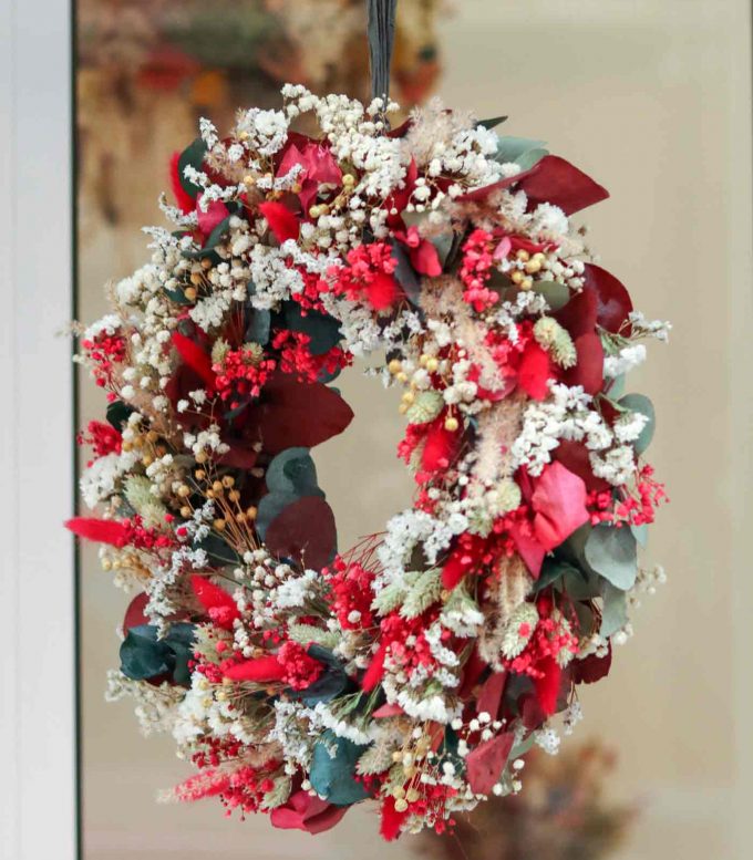 Corona de Navidad elaborada con flores secas y preservadas - Merlot