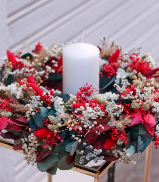 Corona de Navidad elaborada con flores secas y preservadas - Merlot